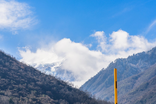 远望贡嘎雪山