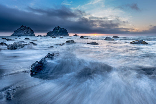 海浪岩石