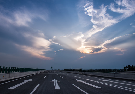 蓝天白云高速公路