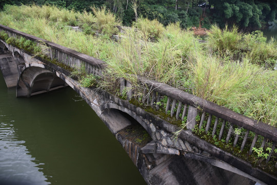 废弃的桥梁