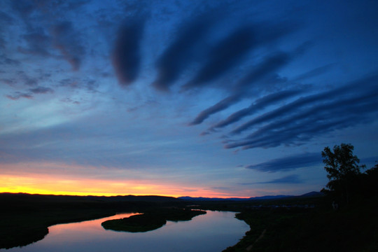 额尔古纳河落日后的天空