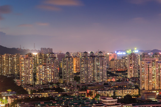 蓝天下繁华城市的夜景