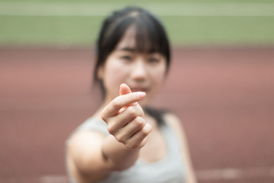 做着爱心手势的女学生