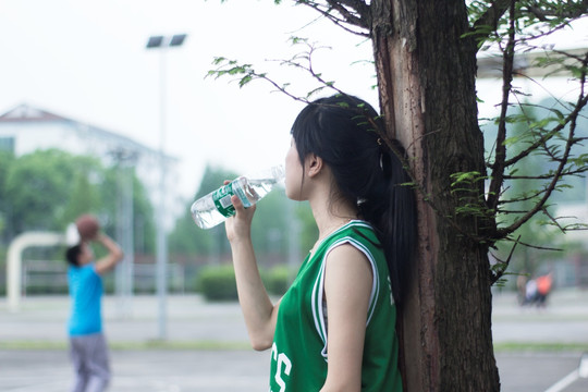 喝着水的女大学生