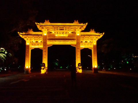 国恩寺 牌坊 夜景