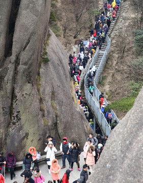 黄山景区栈道游人