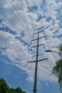 电网与蓝天白云