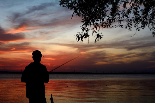 湖边钓鱼的男子