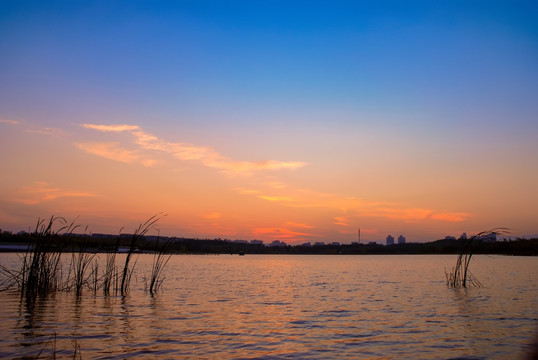 河畔夕阳