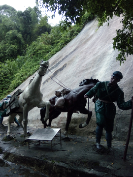 长征雕塑之爬雪山过草地