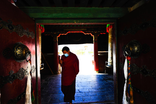 昌珠寺门口的僧人