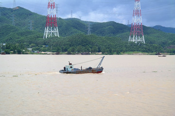 银洲湖出海口航行的轮船