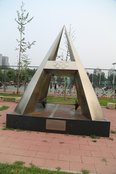 北航尖顶雕塑