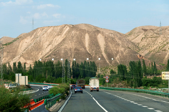 西北山地和公路