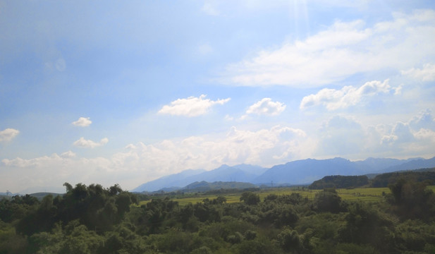 山峦和蓝天