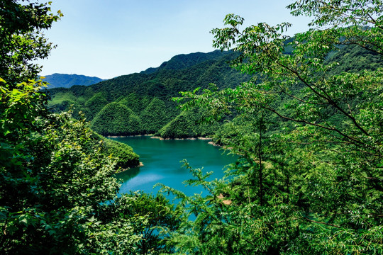 山谷湖水意境图片 春天山谷湖水