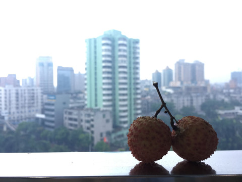 窗台上的两粒荔枝
