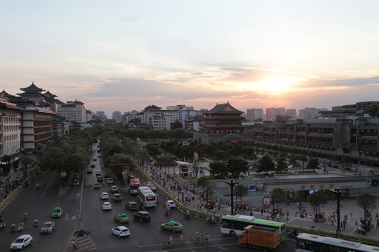 夕阳下的西安西大街鼓楼