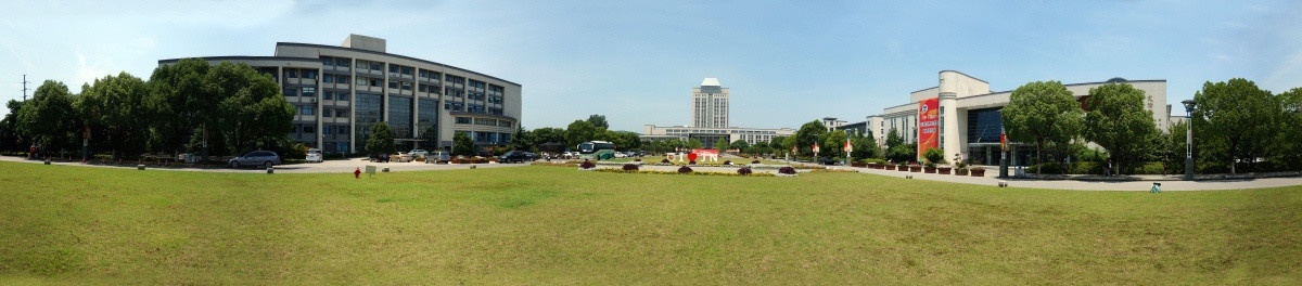 江南大学主楼前大草坪全景