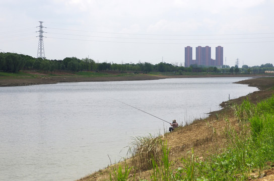 垂钓清流河