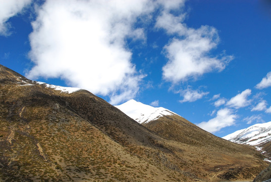 昆仑山脉雪山