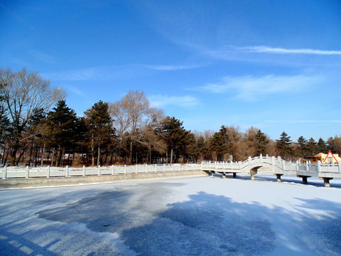 雪地蓝天