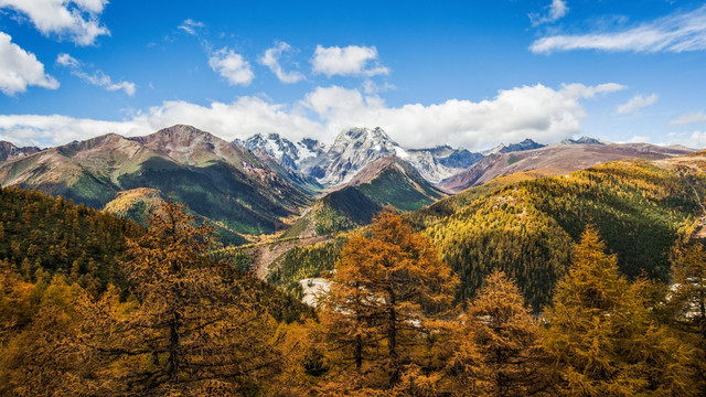 白马雪山U型峡谷