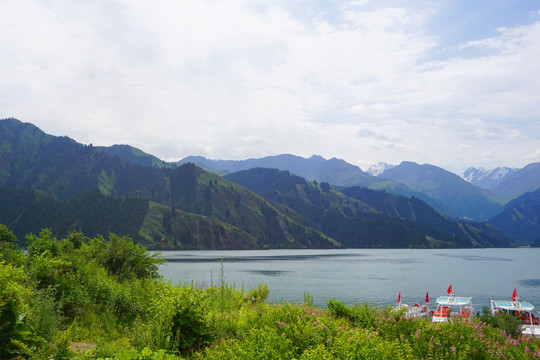 天山天池 山岳湖泊 自然景观