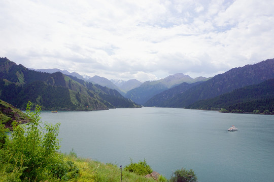 天山天池 山岳湖泊 自然景观