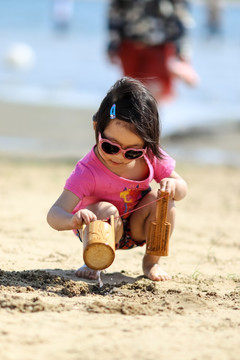 站在沙滩上玩耍的女孩