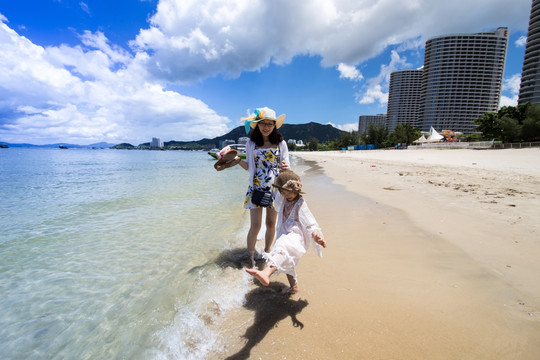 站在海边玩耍的母女