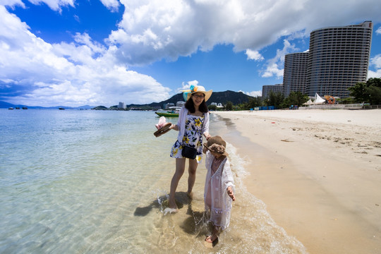 站在海边玩耍的母女