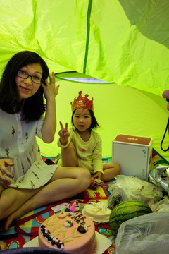 坐在帐篷里过生日的母女