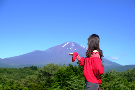 富士山下的女孩背影