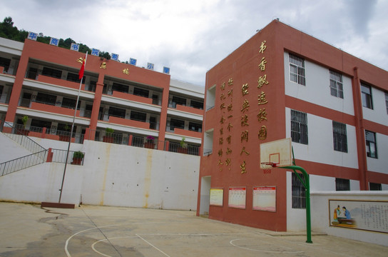 纸厂乡鄢家村小学一角