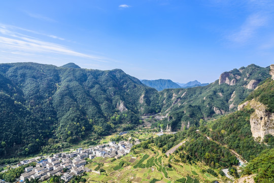 俯瞰山下村庄