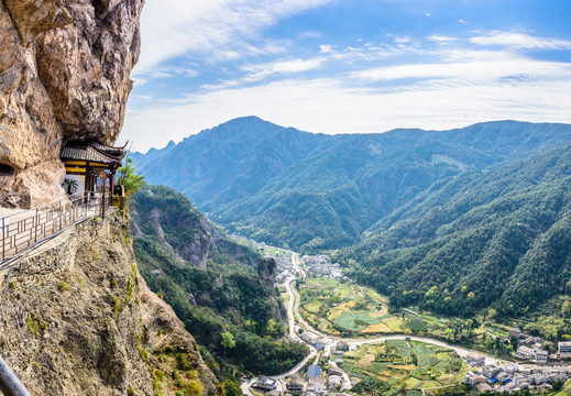 俯瞰山下村庄