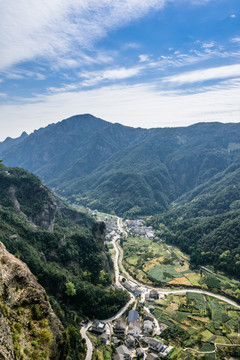 俯瞰山下村庄