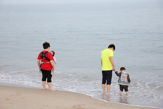 海边踏浪