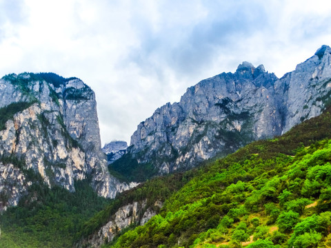 巴拉格宗群山