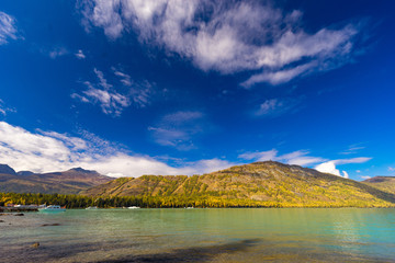 新疆喀纳斯河畔秋景