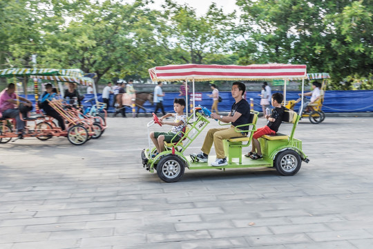 四人电动车 玩具 游乐