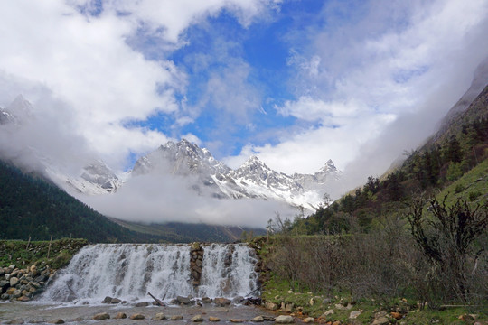 瀑布 湖泊 河流 雪山