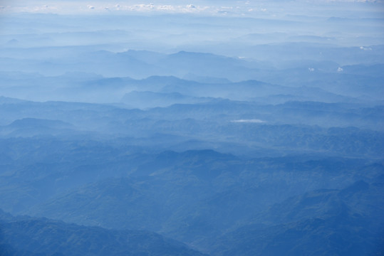 群山连绵