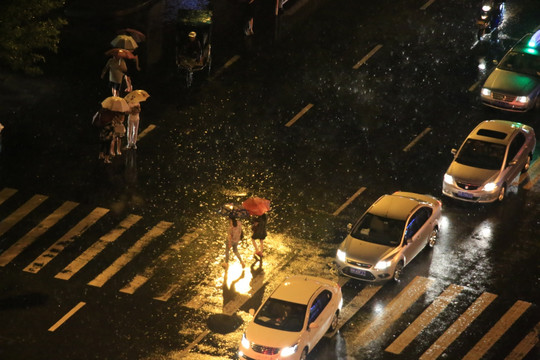 雨夜 马路 灯光