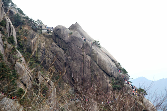 黄山奇峰怪石游人