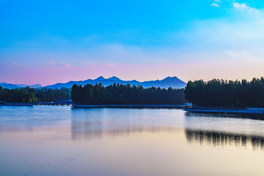 湖水蓝天