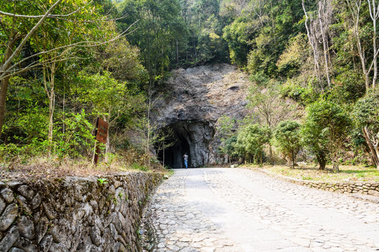 龙湾潭山洞