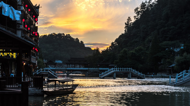 凤凰古城江面美景