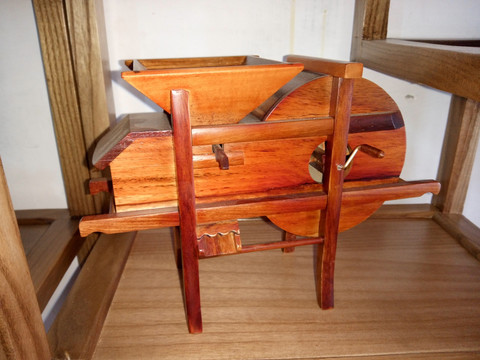 现代家具摆件之红木碾米机